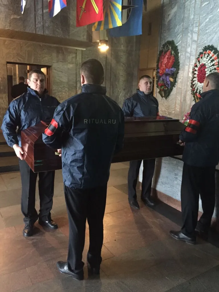 Носильщики гроба Носильщики гроба